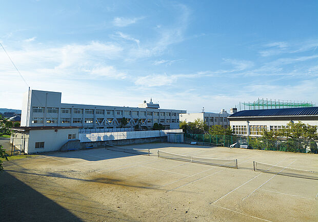 上牧中学校(約1,600m)