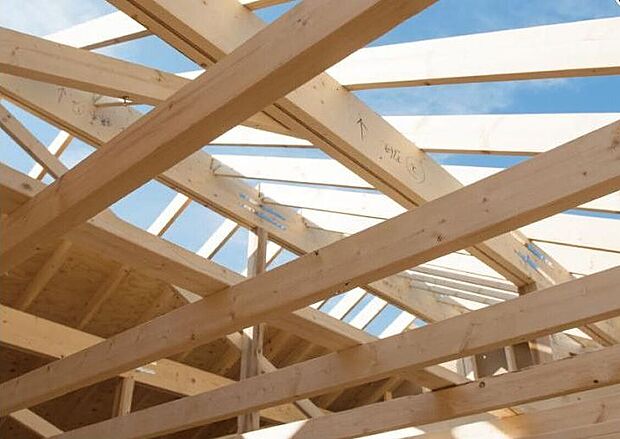 【【木造軸組パネル工法】】「軸」+「面」で地震から家族・家を守る。
「木造軸組工法」と「木造枠組壁工法」を融合させたハイブリット工法。地震や台風に強い強度と高い耐震性・耐久性を発揮。また、設計の自由度の高さも魅力です。