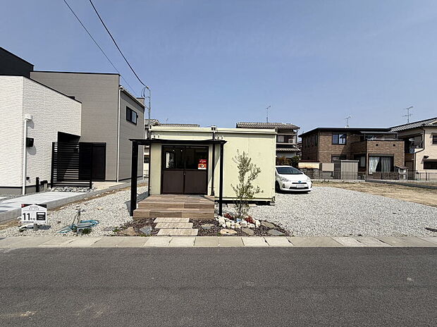 【【現地】】分譲地内には販売センター・ご来場者様用駐車場がございます。