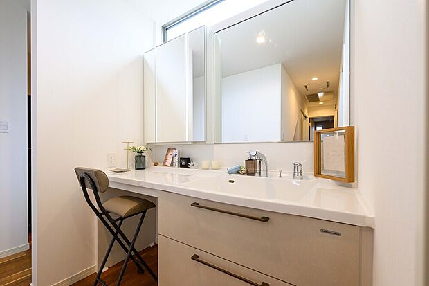 【【独立洗面化粧台標準仕様】】見た目の美しさだけではなく、機能性も追求した使い勝手の良い鏡裏収納付3面鏡型の独立洗面化粧台。広めで使いやすい、お手入れが楽なデザインのカウンターに収納豊富なキャビネットとでいつも清潔に保てます。※画像はイメージです