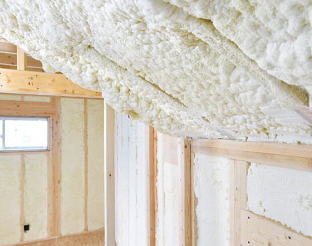 【【吹付硬質ウレタンフォーム】】夏は涼しく、冬は温かい365日快適な家
水から生まれた環境にやさしい断熱材で、現場で発泡させることにより家全体を隅から隅まですっぽり覆い、躯体との隙間がなく、経年変化による脱落剥がれもありません。外気の影響を受けにくい家づくりが可能となります。