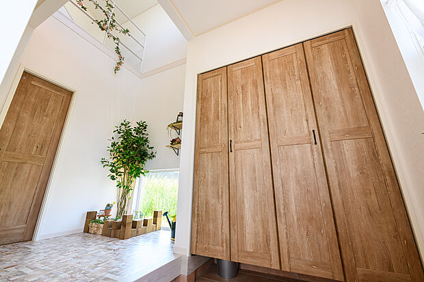 【【施工例／玄関】】玄関ホールは吹き抜けで開放感あふれる空間です。植物や小物を飾って、素敵にコーディネートできます。