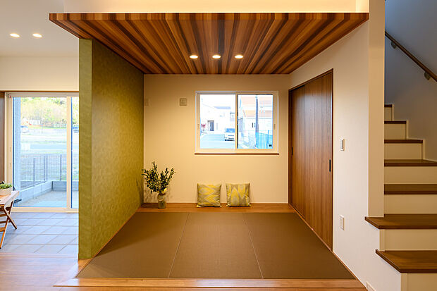 【【施工例／和室】】リラックスできる和室は、寝転んだり座ったりしてくつろげる癒しの空間です。キッズスペースや洗濯物を畳む場所としても役立ち非常に便利です。