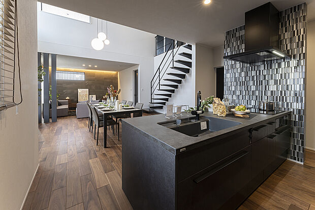 【1階キッチン/J号地モデルハウス】
スタイリッシュなフルフラットキッチン、「リシェル SI」を採用！ブラックを基調としたデザインが、室内の雰囲気にマッチしています。ワークトップが広く、使いやすさも◎