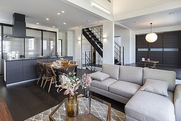 【2階約17.5帖LDK/A号地モデルハウス】プライバシー性の高い2階に配置されたLDKは約17.5帖。落ち着いた色調の建具や床材で統一された、シンプルかつモダンな内装デザインがスタイリッシュです。