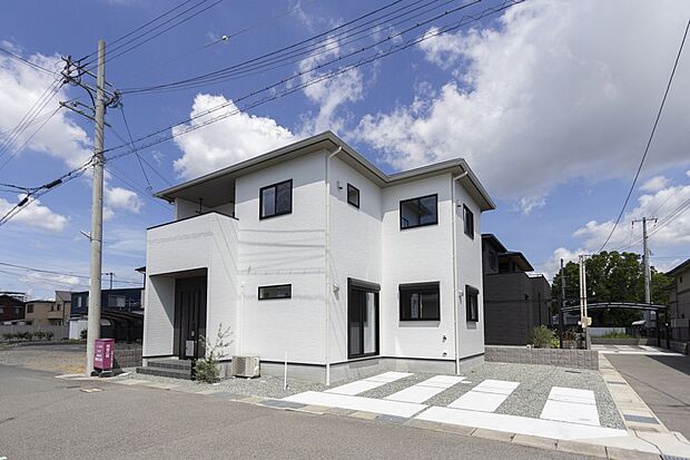 【A号地モデルハウス完成公開中】南東角地ならではの開放感あふれるオール電化仕様の3LDK。LDKは広々約17.9帖！LDKを通らずウェットエリアに出入りができ、家事効率にもこだわりの動線を描きます。