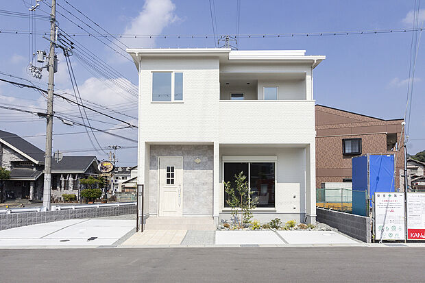 【A号地モデルハウス公開中】吹抜が明るく開放的×2階に書斎があり収納も充実！太陽光発電6.55kw搭載！ZEH仕様×省令準耐火構など、こだわりの住宅性能によるエコ＆快適な住空間をご体感いただけます。