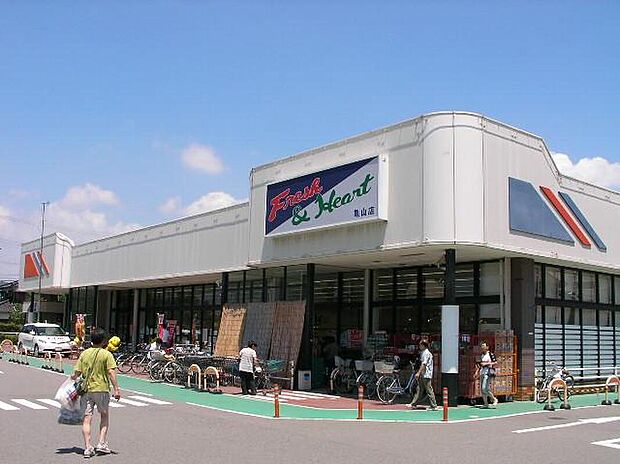 【マルアイ亀山店まで徒歩約4分】複数のスーパーやホームセンターなど、暮らしに欠かせない買い物施設が徒歩10分圏内！イオンモール姫路リバーシティーまで自転車約5分でアクセスでき、休日も日常も充実！