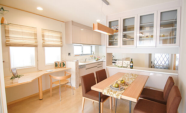 【当社施工例】使い勝手の良いL字キッチンと横並びに様々な用途で使用できるカウンターを設けました。お子様の勉強やPCでの調べもの、リモートワークにもお使いいただけます。