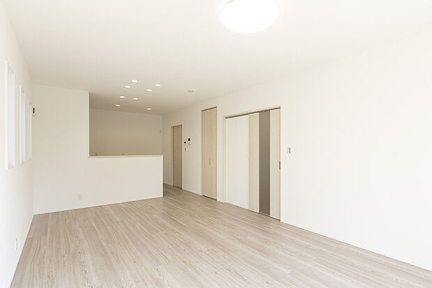 【1階約17.8帖LDK/A号地モデルハウス】大きな南窓に面し、伸びやかな団らん空間でご家族揃って寛ぎのひとときを。ホール階段仕様の為、リビングを通らずに2階へ出入りができ、来客時のプライバシー面も◎