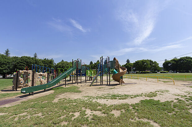 【お花見やお散歩におすすめの「津田公園」まで徒歩約3分】川があり、自然を身近に感じられる住環境です。幼稚園まで徒歩約3分でお子様の送迎がしやすく、のびのびと子育てできます。