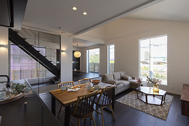 【【2階約17.5帖LDK/A号地モデルハウス】】リビングや洋室がバルコニーに面し、大きな開口からの伸びやかな景観は2階ならでは。窓を開けると爽やかな風が舞い込み、外部からの視線が届きにくく、よりプライベート感に満たされます。