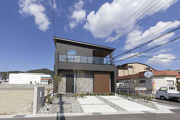 【【外観/J号地モデルハウス】】ブラックを基調とした、スタイリッシュな外観です。バルコニーには、デザイン性の高いクリアタイプのパネルを採用しています。軒天や格子に木目調の素材をあしらい、表情豊かな住まいに仕上がりました。