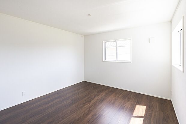 【【2階約8.3帖主寝室/A号地モデルハウス】】全居室多面採光により、やわらかな光に包まれます。主寝室はベッドを置いてもゆとりある広さがあり、約2.3帖のWIC付き。ご家族の衣類や荷物をたっぷりと収納いただけます。