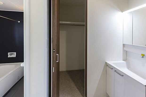 【【1階約1.5帖FCL/A号地モデルハウス】】洗面脱衣室には約1.5帖のFCLを備えています。リネン類や着替えなどをまとめて保管しておくと家事の時短につながり、お風呂上りや帰宅時にも利用しやすい配置です。