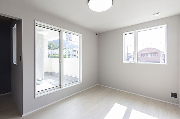 【【2階約6.5帖主寝室/A号地モデルハウス】】2階には3洋室があり、全居室収納付きです。主寝室は南バルコニーに出入りができるため、お休み前やリモートワークの合間に風に当たって手軽にリフレッシュすることも。約3帖の大容量WICを備えています。