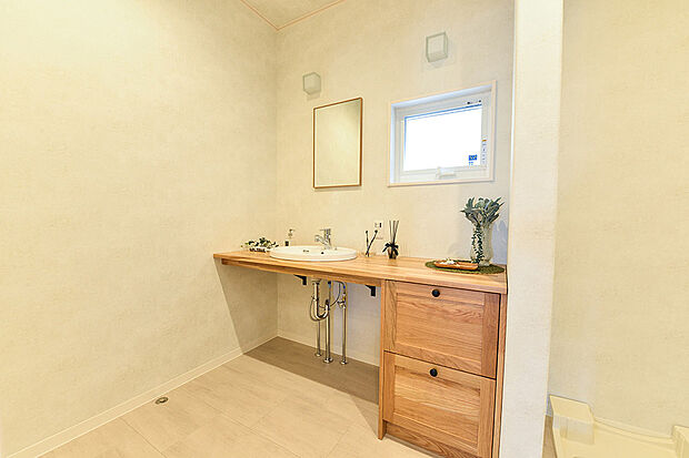 【【当社施工例】】洗面室には造作のワイドカウンターを設置。ナチュラルな木の雰囲気を大切にし、朝から気分良く準備ができます。玄関とリビングから出入りができる2WAYの動線を確保し、時短生活が送れます。