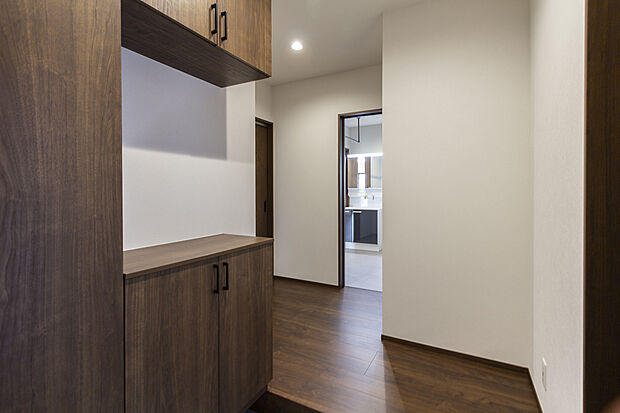 【【1階玄関/D号地モデルハウス】】玄関から直接リビングドアが視界に入りにくく、プライバシー性も◎ご家族の靴が収まる玄関収納は、ディスプレイスペースとしてもご利用いただけるコの字型です。