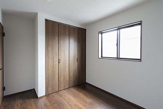 【【2階約5.3帖東洋室/D号地モデルハウス】】2階に3洋室があり、プライベートな時間もゆったりとお過ごしいただけます。全居室収納付きのため、必要な物を手近で保管することができ、お子様のお片付け習慣も身につきそうです。