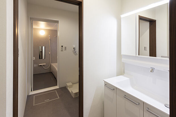 【【1階洗面室・脱衣室/C号地モデルハウス】】水回りや階段にLDKを通らずにアプローチができ、プライバシーにも配慮。洗面室と脱衣室の間の扉を閉めて生活感をカット。入浴中のご家族に気兼ねなく身支度ができます。