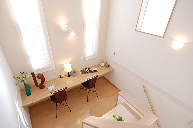 【【当社施工例】】階段の踊り場のスペースを広く確保し、カウンターデスクを備えました。在宅ワークやお子様の勉強スペース、インテリアをディスプレイするスペースとしても活用可能です。