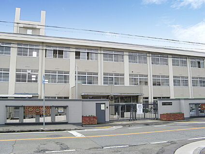 姫路市立飾磨西中学校 約700m(徒歩約9分)