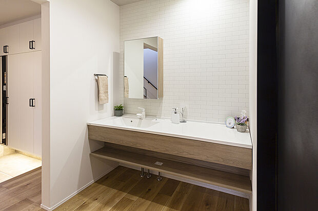 【独立洗面室/B号地洗面室】洗面室を独立させ、脱衣室と切り離すことで、来客時も生活感を気にせず案内できる設計に。朝の支度で混雑しがちな時間帯も家族みんながストレスなく、ゆったりと使うことができます。