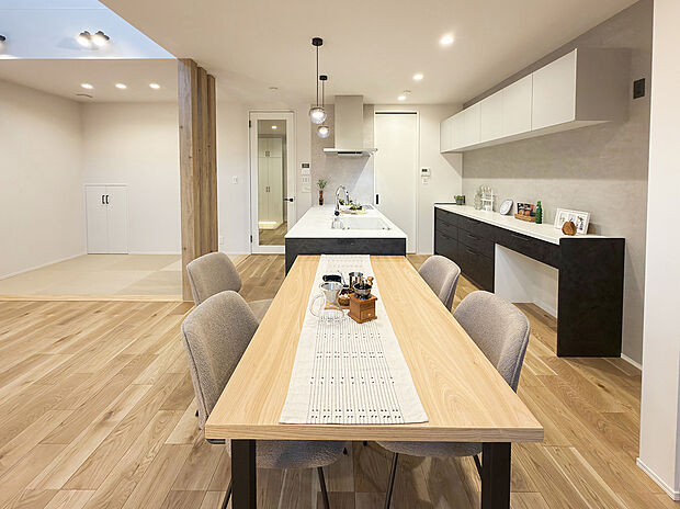 【調理が捗るスマートなキッチン/B号地LDK】「こんなことがあったよ」と話してくれる子どもたちの声に耳を傾けながらも、調理が捗るスマートなキッチンです。畳コーナーはあキッチンの目の前にあり、子どもの様子を見ながら家事を進めることができます。