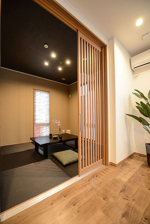【【当社施工例】】スタイリッシュなカラーの半畳畳やダークカラーの天井クロスが引き締まった印象の和室です。建具や配色にこだわり、リビングの続き間としても調和のとれた和モダンな空間に仕上がりました。