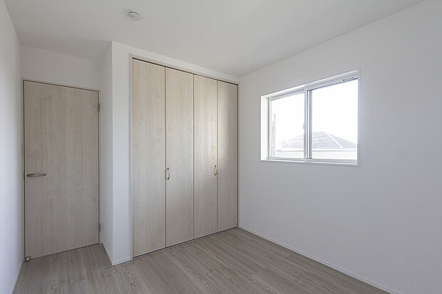 【【2階約5.3帖洋室/A号地モデルハウス】】お子様の一人部屋としても利用しやすい広さ。シンプルな内装のため、お好みのインテリアやファブリックをあわせてお部屋づくりをお楽しみいただけます。