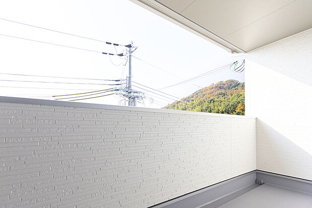 【【2階バルコニー/A号地モデルハウス】】屋根付き×両サイドに壁があるため、急な雨等の際にも吹き込みにくい形状です。奥行きがあるため、テーブルセットを置いて青空の下で読書やティータイムなど、アウトドア空間としても楽しめます。