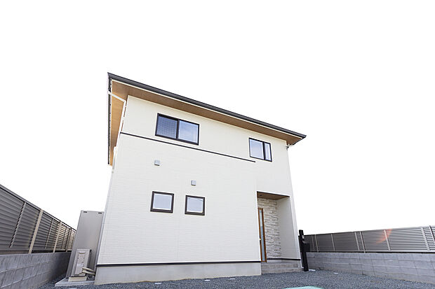 【【外観/A号地モデルハウス】】駅徒歩約4分の利便性を享受しつつ、苫編山など自然の景観が日常に。駐車スペースは車2台並列利用も可能(車種による)。姫路バイパスへアクセスしやすく、車での通勤やお出掛けも便利です。