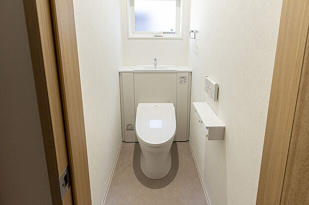 【【1階トイレ/A号地モデルハウス】】1階、2階の各フロアにトイレを設けることで、朝の混み合う時間などにも気兼ねなくご利用いただけます。1階はタンクが視界に入らず、手洗器のサイドにはグリーンなどを飾ることも。
