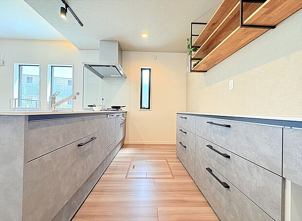 【【施工例写真／キッチン】】お客様一組一組のこだわりを専属設計士がカタチにします！
※画像にはオプション商品も含まれております。