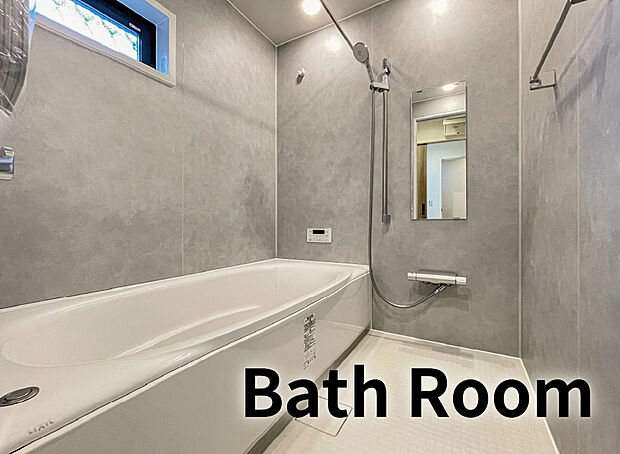 【【バスルーム】】保温性が高くお湯が冷めにくいサーモバス、水はけのよい溝つきの材質に加え、冬でも冷たさを感じにくいサーモフロアをはじめとした機能性に優れたシステムバス。ベースパネル・アクセントパネルの組み合わせは16種類、浴槽形状は3種類から選べます。個性豊かなデザインで、贅沢なバスタイムをお楽しみ下さい。