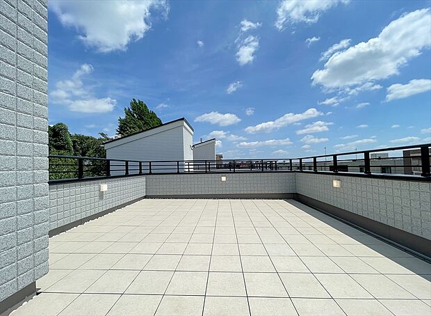 【【弊社施工例／そらいろ空間】】空に近い屋上空間は、家族の時間をもっと特別にしてくれる場所。
休日のブランチや夕涼み、星空観賞まで、日常の中で“外時間” を
楽しめる贅沢な住まいです。
※画像にはオプション商品も含まれております。
