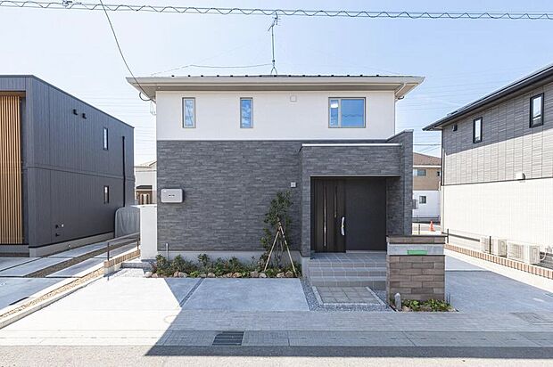 2トーンの落ち着いた外観。駐車スペースも3台分確保したゆとりある敷地です。玄関ポーチも広々していて、雨の日の出入りも濡れる心配がありません。