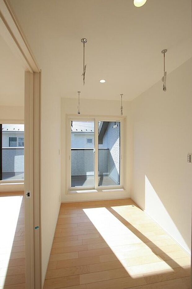 No.49-11/2階ホールには部屋干しスペースを確保。バルコニーにもつながっているので陽当りや風通しも良く、外干し感覚で使えます。