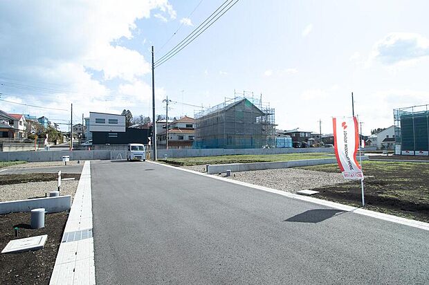 【前面道路含む現地写真】陽当りの良い環境で、50坪台~80坪台の区画をご用意しています。ライフスタイルに合わせてご提案いたします。