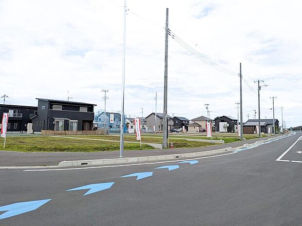 【前面道路含む現地写真】【壬生六美町区画整理地内】土地も同時にご案内可能です。/48街区 全9区画の街区。南道路、北道路などプランに合わせて区画が選べます。