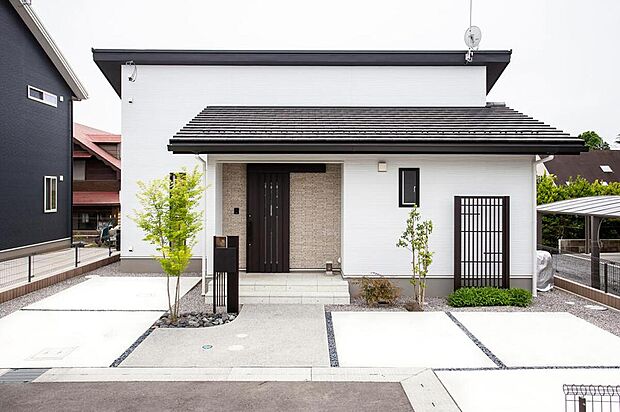 【建物プラン例（外観写真）】建築実例(1)／平屋
77.84m2（23.50坪）　2LDK
古家具を使った古民家スタイルの平屋