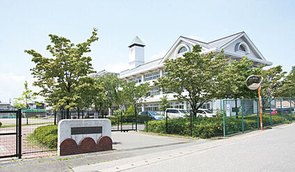 みどりが丘小学校 約1,400m～1,490m(徒歩約18分～19分)