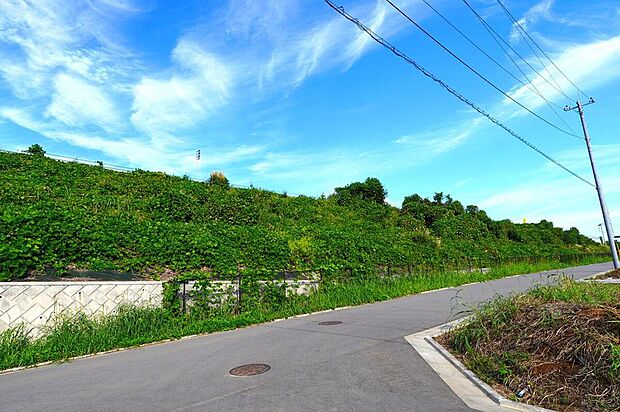現地写真（2024年10月撮影）
分譲地のすぐそばを首都圏中央連絡自動車道が走っております。近くにスマートICの施行も進んでおり、益々交通の便も良くなりそうです。