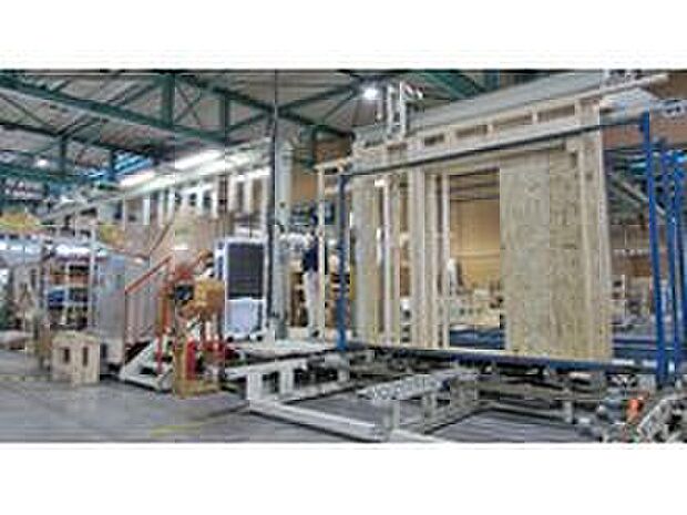 【「トヨタ生産方式」を導入した工場生産】トヨタウッドユーホームでは構造体の大部分を自社工場で製造しています。CAD・CAM連動した装置で釘やビスの本数、使用箇所に至るまで徹底的に管理し、品質が均一化されたパネルをつくり上げています。一般的なパネル工場よりも内製化を進めることによって、施工現場の職人の練度による品質のバラツキを抑えることに成功しています。