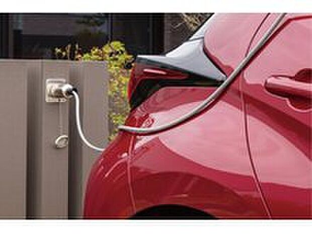 【クルマde給電】「クルマde 給電」は、クルマ※を住まいとつなぎ電源として利用する非常時給電システム。
※「クルマde 給電」はトヨタホームの登録商標です。
※AC100V・1500W/非常時給電システム付コンセントを搭載した自動車。AC100V/1500Wコンセントまたはヴィークルパワーコネクターをお使いいただく際は、事前に各車両（トヨタ自動車）の取扱説明書をご確認ください。