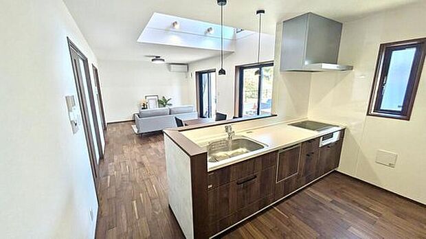 【No.3-10 LDK】18帖あるLDKは上部が吹き抜けており、解放感のある空間。南に面しており陽当たりも良好です。家中に収納スペースが充実しており、すっきり片付き、生活空間を広く使えます。