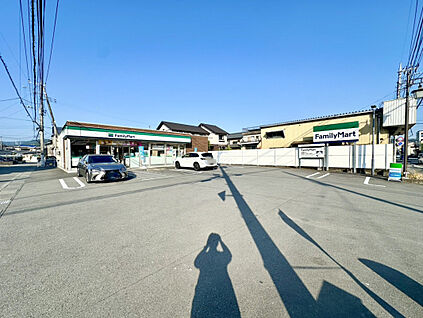 ファミリーマート韮山中條店 176m