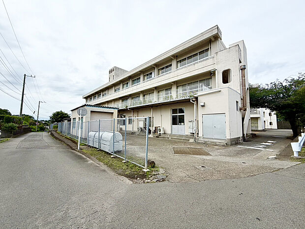 沼津市立愛鷹小学校（約1,700m）