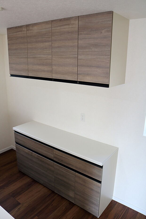 【（同一仕様）キッチン2】カップボード（食器棚）がキッチン後ろについていて、開放感あるリビングとなっております！