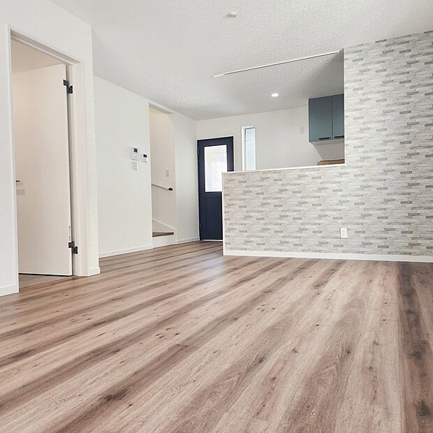 【LDK】お洒落なアクセントクロスが貼られた対面キッチンです。